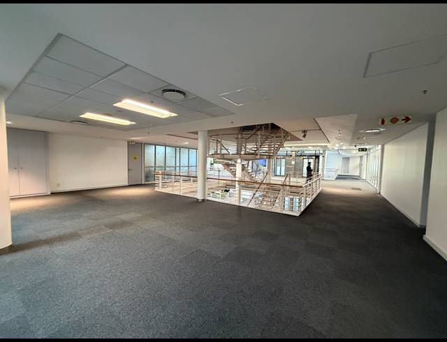 250M² BUILDING TO LET IN FORESHORE